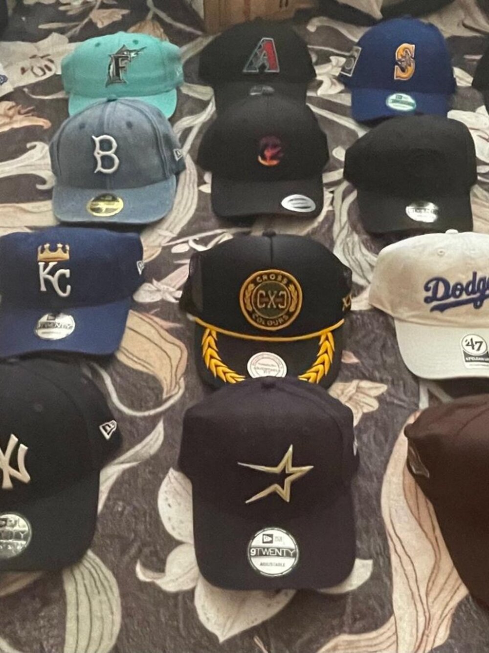 Men's Multi Hat Good condition • MLB Hats for Sale! MLB / NBA / NFL / NCAA